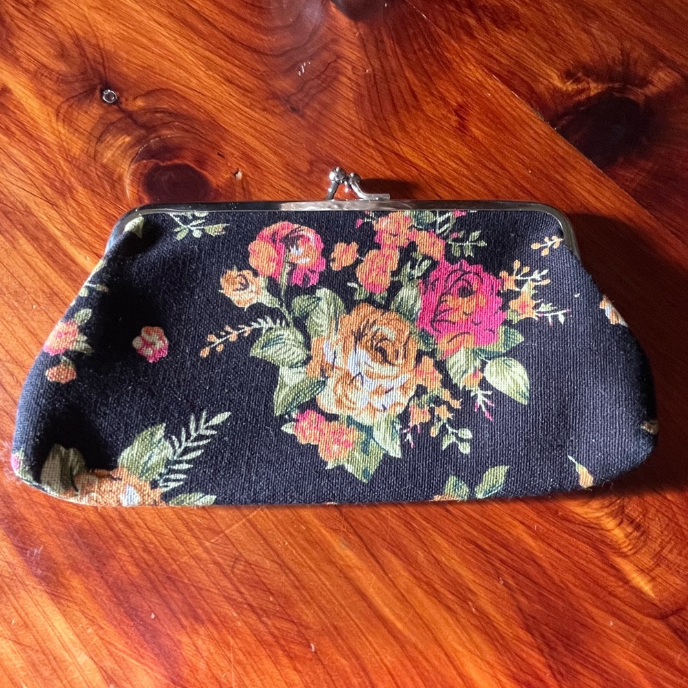 Kiss lock small pouch